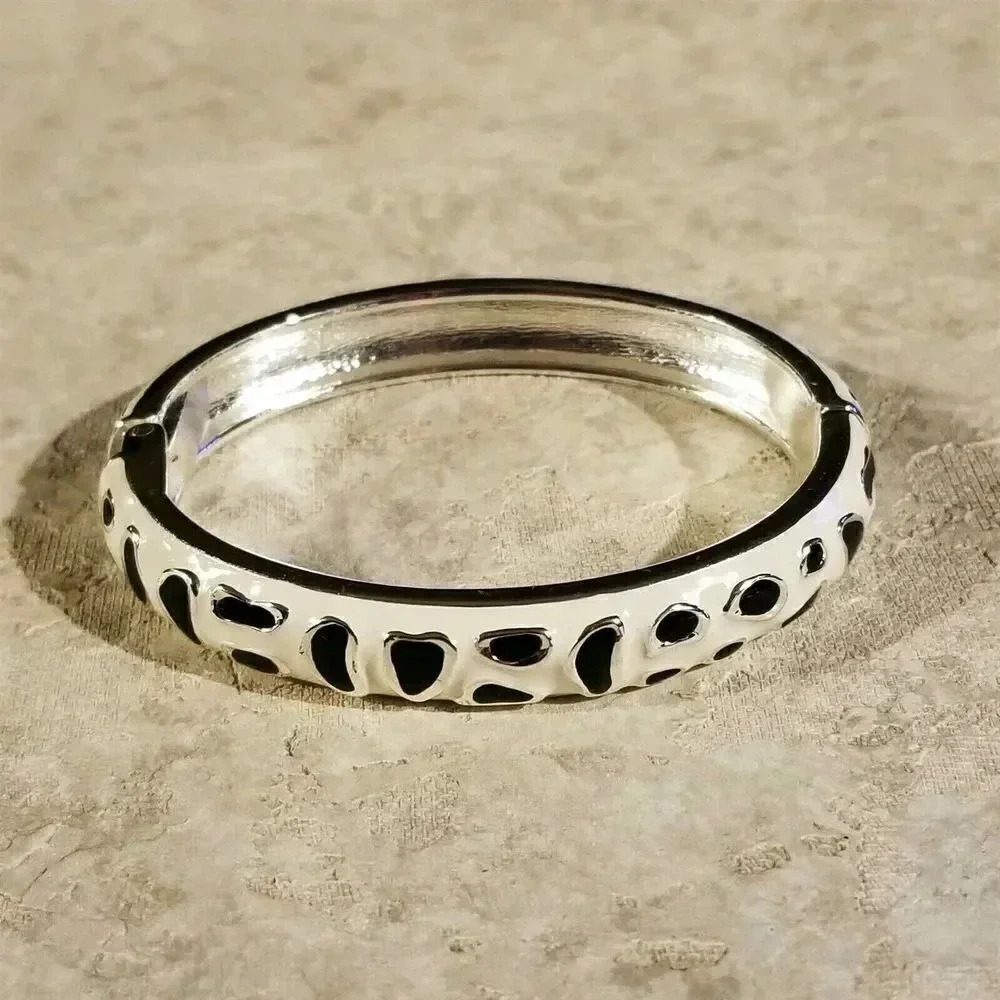 Animal Print Enameled Art Deco Hinged Bangle Bracelet White Black Silver - Picture 5 of 6